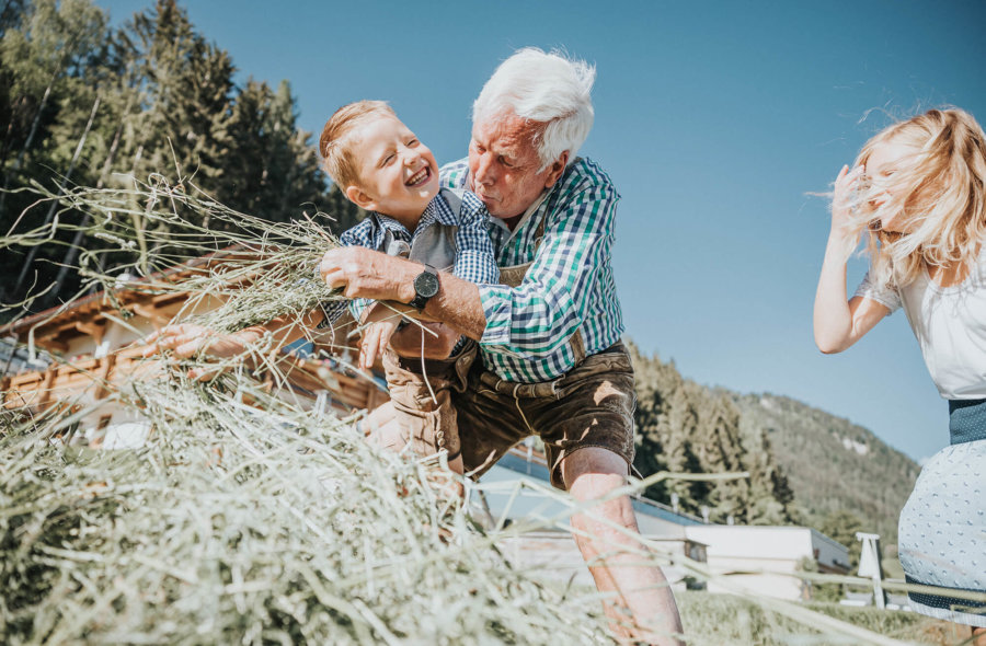 Opa Sigi Empl mit seinen Enkeln