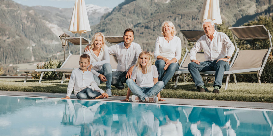 Familie Empl am Pool