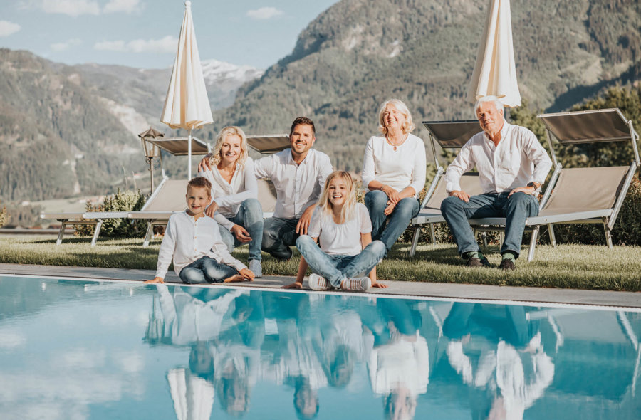 Familie Empl am Pool