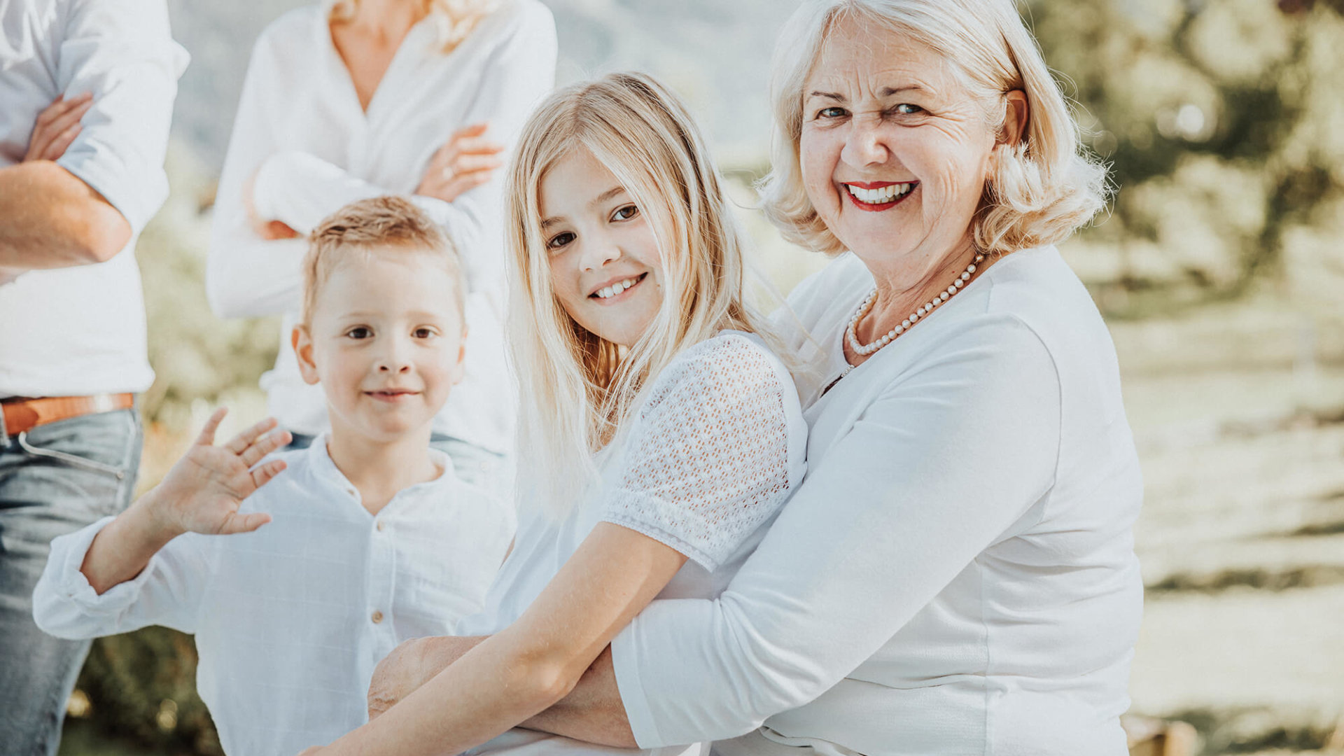 Oma Christa Empl mit Enkeln