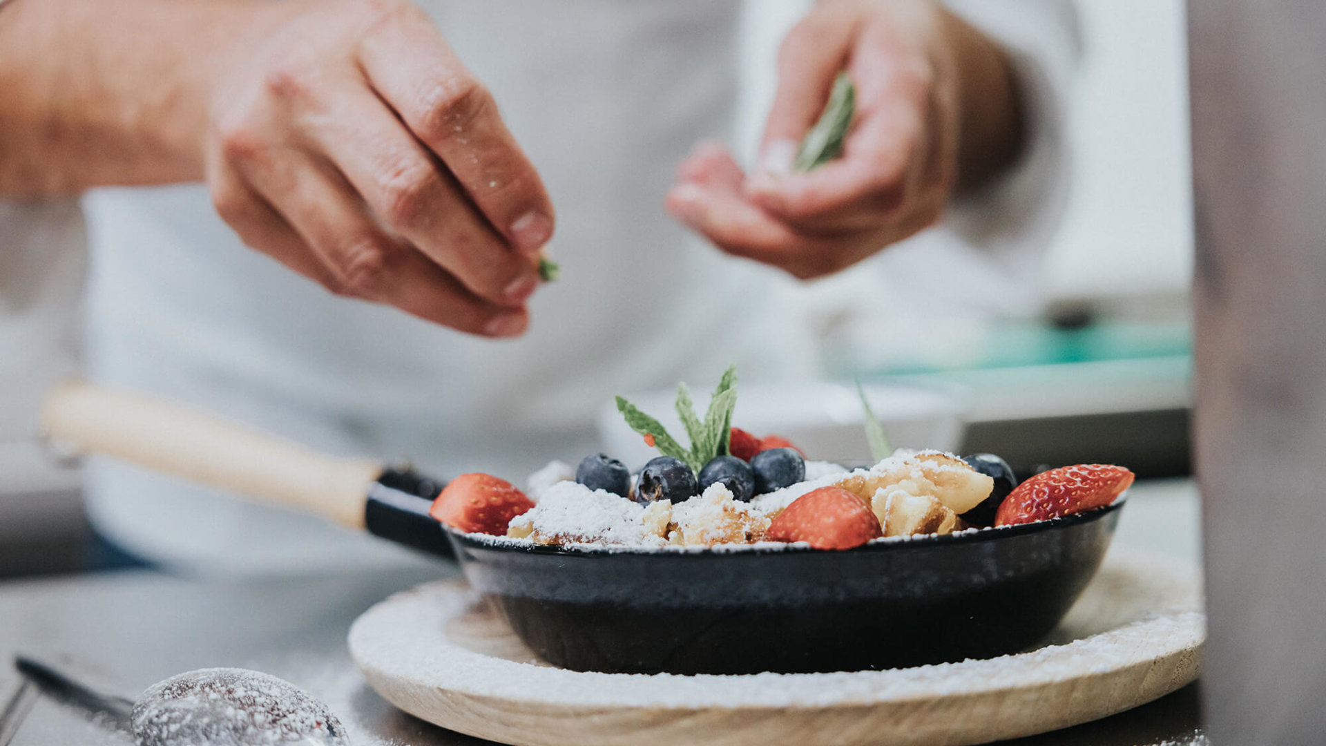 Kaiserschmarren wird zubereitet