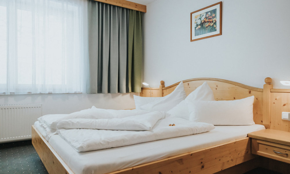 Waldblick-Doppelzimmer Bett mit Fenster