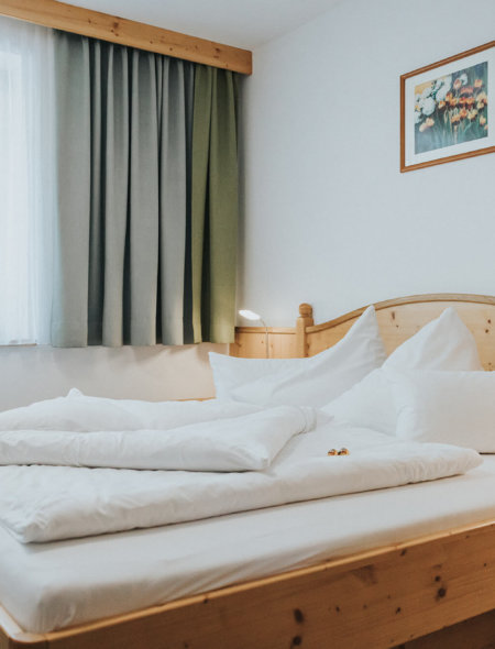 Waldblick-Doppelzimmer Bett mit Fenster